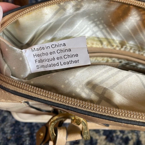 London Fog Cream Leather Purse - Picture 7 of 9